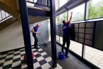Schoonmaker Raoul Martin van Schoonmaakbedrijf Hofs Arnhem trappenhuis schoonmaak vve vastgoed appartementen complex