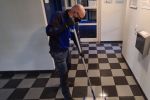 Schoonmaker Raoul van schoonmaakbedrijf Hofs Arnhem - Dweilen trappenhuis - Schoonmaak van VVE & Vastgoed beheer