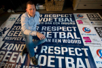 Raymond Hofs van Schoonmaakbedrijf Hofs Arnhem met Zonder respect geen voetbal vlag